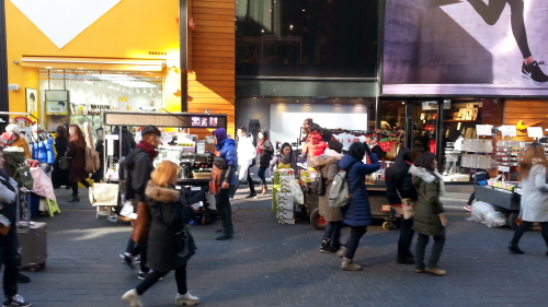 중국 관광객 '유커'가 눈에 띄게 줄면서 한산해진 서울 명동 쇼핑거리.ⓒEBN