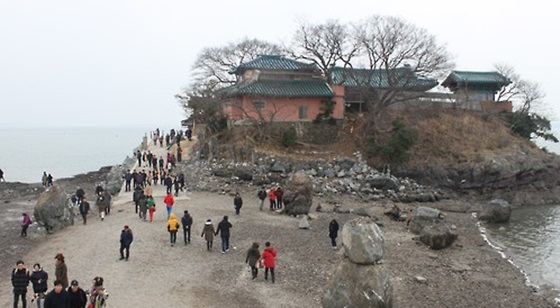 사람들이 충남 서산시 간월도리에 있는 간월암을 찾아 봄 정취를 만끽하고 있는 모습.ⓒ연합뉴스