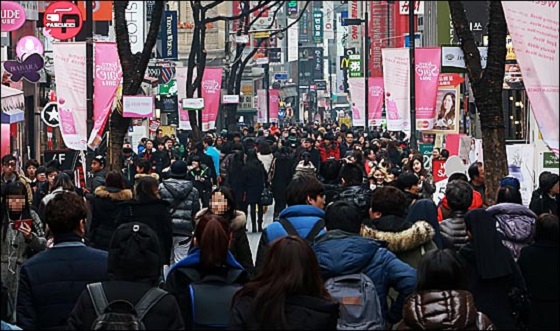 중국인 관광객들이 밀집한 종로구 명동 거리. ⓒEBN