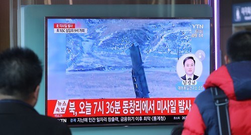북한이 동해상으로 탄도미사일을 발사한 6일 오전 서울역 대합실에서 시민들이 관련 뉴스를 지켜보고 있다.ⓒ연합뉴스