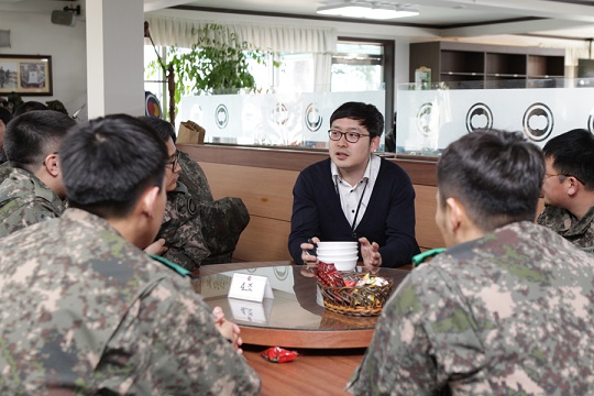 한화테크윈 임직원과 군 장병들이 멘토링 결연을 맺고 취업 노하우, 실제 업무 소개 등의 다양한 대화를 나누고 있다. [사진=한화테크윈]
