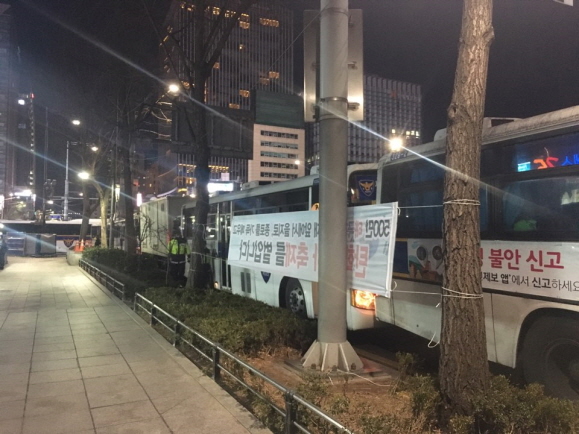 10일 오전 6시 서울 광화문 사거리에서 경찰이 차벽을 쌓는 모습@EBN