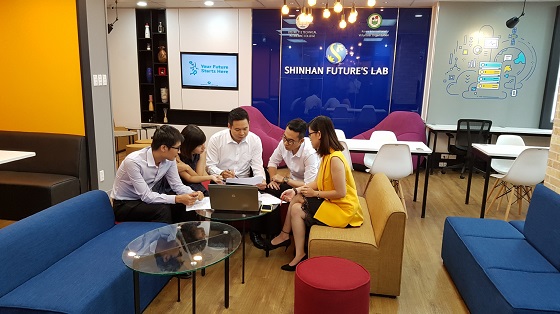 신한금융지주의 베트남 현지 핀테크 협업 프로그램인 '신한퓨처스랩 베트남'이 현지기업 선발을 완료하고, 10일부터 본격적인 협업 활동을 시작했다. 선발된 현지 스타트업 기업의 직원들이 워킹 스페이스에서 회의를 하고 있다.ⓒ신한금융지주
