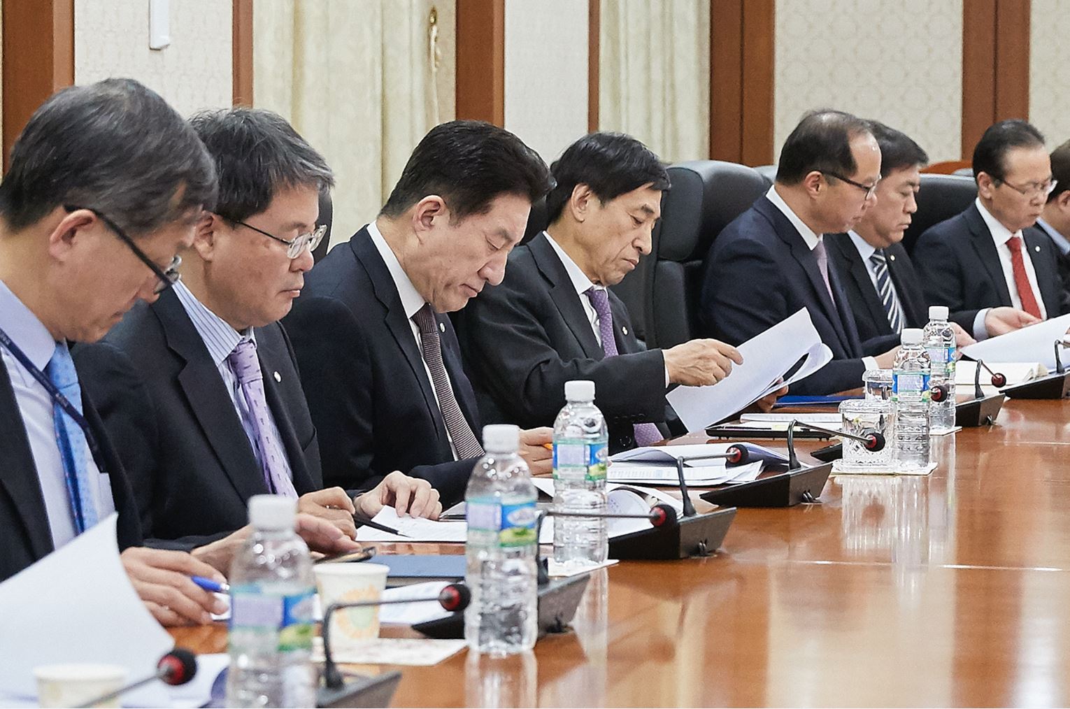 박근혜 대통령 탄핵안이 인용된 10일 이주열 한국은행 총재가 긴급 점검회의를 주재하고 있다.ⓒ한국은행