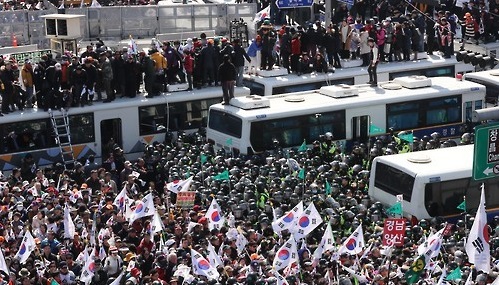 지난 10일 서울 종로구 헌법재판소 인근에서 대통령 탄핵에 반대하던 태극기 집회 참가자들이 경찰 차벽을 넘어 헌재로 향하고 있다. ⓒ연합뉴스