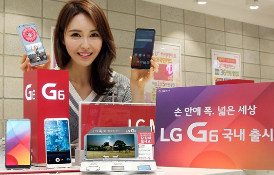 지난 9일 모델이 남대문 이동통신사 매장에서 LG G6를 소개하고 있다. ⓒLG전자