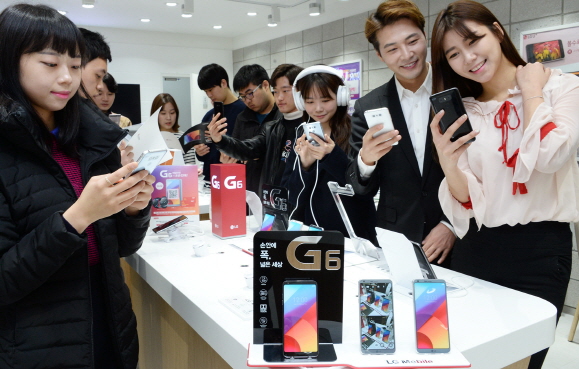 LG전자의 신형 스마트폰 G6가 출시 이틀 만에 개통 3만건을 넘어섰다. 12일 남대문 소재 이동통신사 매장 방문객들이 LG G6를 체험하는 장면 [사진제공=LG전자]