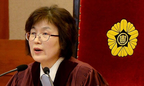 지난 10일 박근혜 전 대통령 탄핵심판을 선고하는 이정미 헌재소장권한대행 ⓒ연합뉴스
