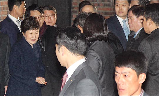 헌정사상 최초로 대통령직에서 파면된 박근혜 전 대통령이 12일 저녁 청와대를 떠나 서울 삼성동 자택앞에 도착했다. 마중나온 친박 의원들 및 전 청와대 참모들과 인사를 나누고 있다. ⓒ데일리안 박항구 기자