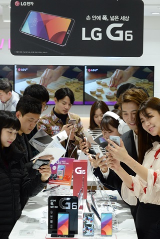 남대문에 위치한 한 이동통신사 매장 방문객들이 LG G6를 체험하고 있다. ⓒLG전자