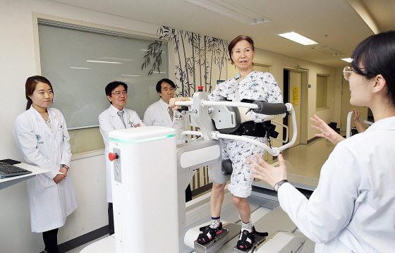 서울아산병원에서 현대중공업의 보행재활로봇을 활용해 환자를 치료하고 있는 모습.ⓒ현대중공업