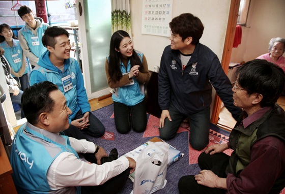 이해선 코웨이 대표와 신입사원들이 지난 14일 서울시 관악구에 거주하는 시각장애인 가정을 방문해 생활에 필요한 물품들을 전달하고 있다.ⓒ코웨이