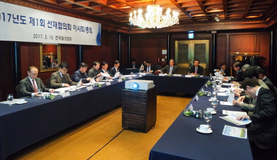 한국철강협회 선재협의회는 15일 서울 그랜드인터콘티넨탈호텔에서 이태준 고려제강 사장 등 회원사 대표 15명이 참석한 가운데 2017년 제1회 이사회 및 총회를 개최했다.ⓒ한국철강협회