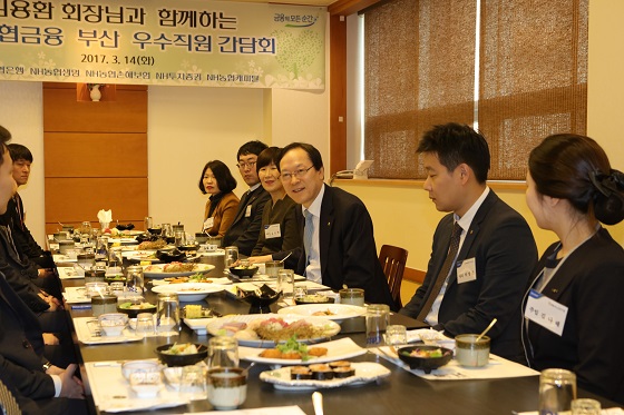 14일 김용환 NH농협금융지주 회장이 은행·보험·증권·캐피탈 사업추진 우수 직원들과 점심식사를 함께하며 얘기를 나누고 있다.ⓒNH농협금융지주