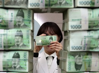 지난달 2일 서울 중구 KEB하나은행 위변조대응센터에서 한 직원이 1만원권을 확인하고 있다.ⓒ연합뉴스