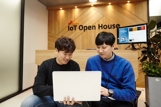 ‘IoT오픈하우스’에서 SK텔레콤과 벤처업체 관계자들이 IoT 아이템에 대해 논의하는 모습. ⓒSKT
