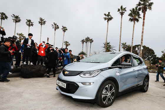 사진은 서울에서부터 총 470 km 를 완주한 볼트 EV가 전기차 사용자 포럼(EV User Forum & Festival) 행사가 열린 제주 여미지식물원에 도착한 모습.ⓒ한국지엠