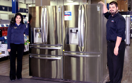 미국 뉴저지주에 위치한 베스트바이 매장에서 직원들이 LG '인버터 리니어 컴프레서' 냉장고를 소개하고 있다. ⓒLG전자
