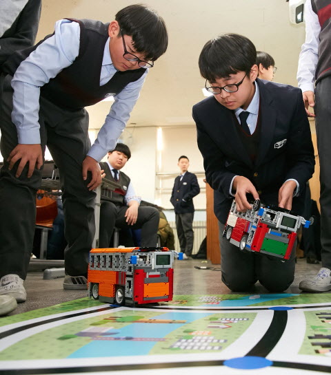 LG CNS가 올해 4월 ‘코딩 지니어스’ 코딩 교육을 본격 실시한다. 지난해 용산중학교에서 레고 EV3를 활용한 코딩 실습 파일럿 테스트를 진행하는 장면. ⓒLG CNS