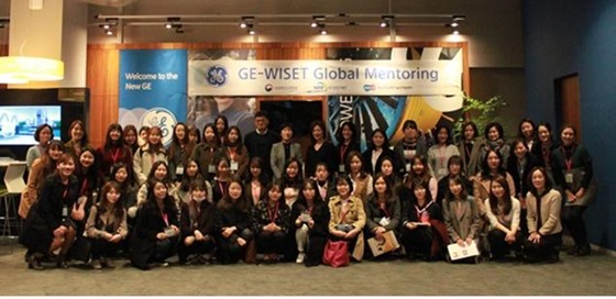 지난 17일 개최된 WISET-GE 글로벌 멘토링 킥오프 미팅 참여자들이 기념사진을 촬영하고 있다.ⓒ한국여성과학기술인지원센터