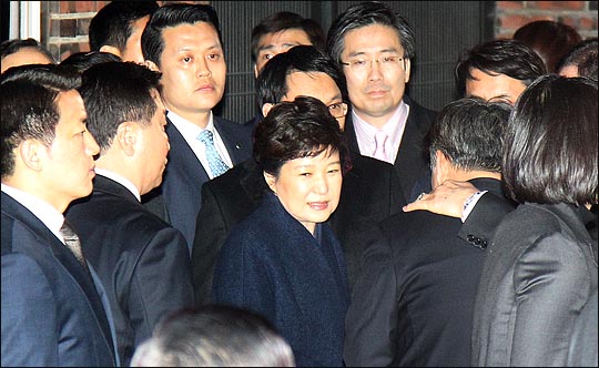 헌정사상 최초로 대통령직에서 파면된 박근혜 전 대통령이 서울 삼성동 자택앞에 도착해 마중나온 친박 의원들 및 전 청와대 참모들과 인사를 나누고 있다. ⓒ데일리안 포토
