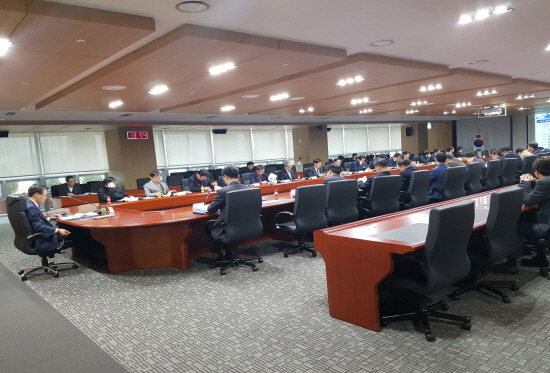 한국가스공사 안전 담당 부서장들이 지난 20일 대구 본사에서 안전회의를 하고 있다. [사진=한국가스공사]