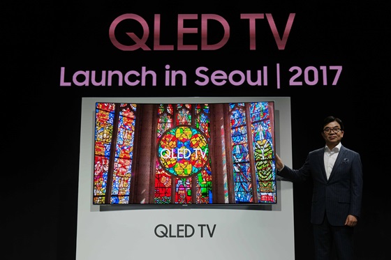 김현석 삼성전자 영상디스플레이사업부장(사장)dl 21일 서울 라움 아트센터에서 열린 'QLED TV 미디어데이'에서 QLED TV를 소개하고 있다. ⓒ삼성전자