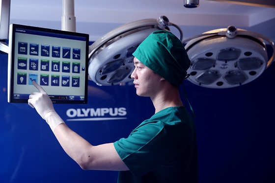 올림푸스 수술실 통합 시스템 '엔도알파'의 터치 패널을 시연하는 모습.ⓒ올림푸스한국