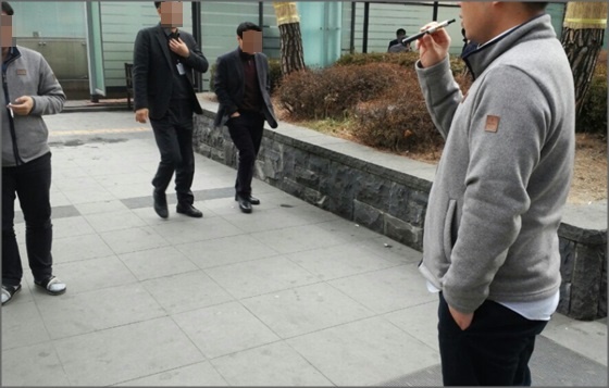 서울 강서구 염창동 한 오피스빌딩 앞 흡연구역. 흡연자가 전자담배를 피우고 있다.ⓒEBN