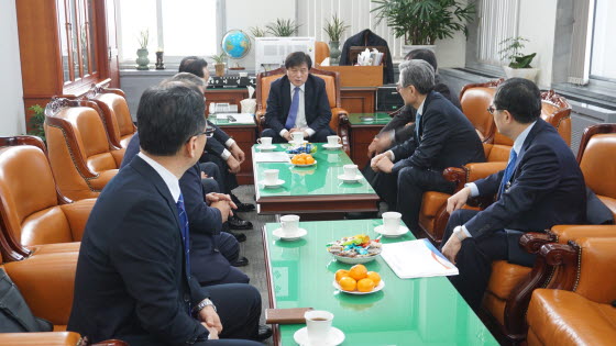 글로벌탑협력회를 비롯한 대우조선해양 협력사 대표들은 21일 이진복 정무위원장을 방문해 대우조선에 대한 적극적인 지원을 호소했다.ⓒ대우조선해양