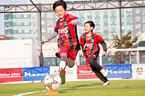 어린이들이 홈플러스 일산점 옥상에 조성된 'HM풋살파크'에서 축구 교육을 받고 있다.ⓒ홈플러스