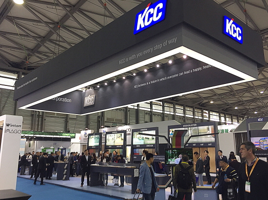 KCC가 중국에서 열린 '2017 도모텍스 아시아(DOMOTEX ASIA)'에서 경보행, 상업용 바닥재 등을 전시했다. [사진=KCC]