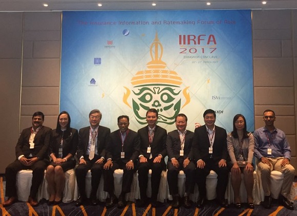 성대규 보험개발원 원장(오른쪽 네번째) 등 '2017 아시아 보험정보 및 요율산출 포럼(IIRFA)' 참석자들이 사진촬영을 하고 있다. ⓒ보험개발원