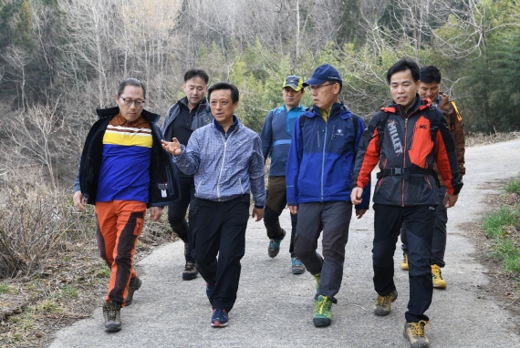 김학동 광양제철소장은 22일 선강부문 현장 직책자들과 가야산 임도길 약 8.5km 구간을 걸었다.ⓒ포스코