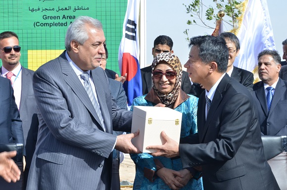 2014년 이라크 카르발라 현장에서 열린 카르발라 프로젝트 계약식에서 임병용 GS건설 사장(오른쪽)과 압둘 카림 이라크 석유부 장관(왼쪽)이 계약 서명식 후 선물을 나누고 있다. ⓒGS건설