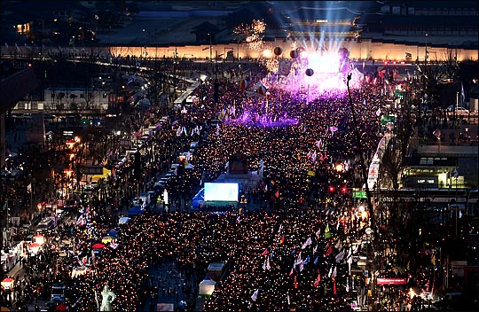 박 전 대통령에 대한 탄핵이 결정된 하루 뒤인 지난 11일 시민들이 광화문광장에 모여 탄핵을 축하하는 광경.ⓒ데일리안DB