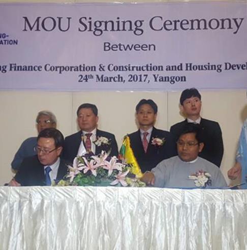 24일 미얀마 양곤 CHDB 본사에서 김재천 주택금융공사 사장(왼쪽)과 우 민 테인 CHDB 회장이 주택금융 노하우 전수를 위한 업무협약을 체결하고 있다.ⓒ주택금융공사