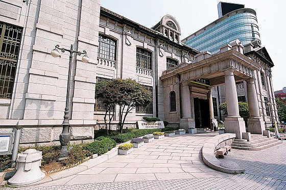한국은행 본관 입구.