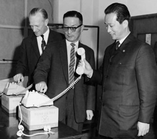 구인회 창업회장(가운데)이
 국내 최초 국산화 한 전화기로 시험 통화하는 모습.ⓒ[사진제공=LG]