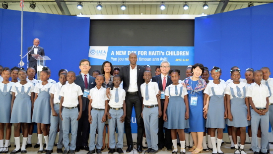 세아상역이 25일(현지시간) 아이티 북부 카라콜 지역에 건립한 세아 중학교 개교기념식을 개최했다. [사진=세아상역]