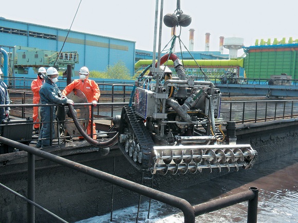 슬러지를 청소하기 위해 수중으로 들어가고 있는 로봇 ‘POSCO UCR-3’. 포항제철소 EIC기술부 직원은 청소로봇의 성능을 개선해 작업효율을 높이고 비용을 크게 줄였다.