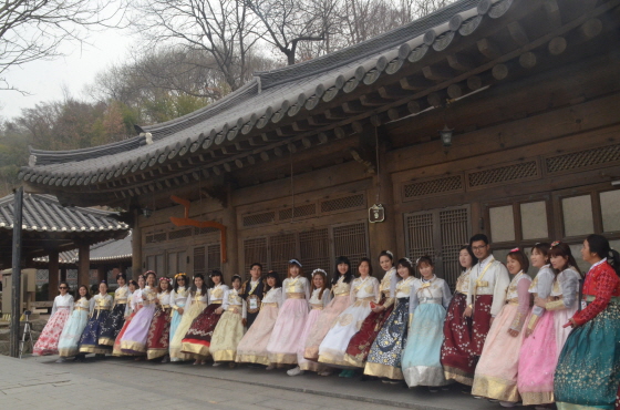 포스코 광양제철소는 지난 24일 전주 한옥마을에서 다문화가정 결혼 이주자를 대상으로 한국전통문화체험 기회를 제공했다고 27일 밝혔다.ⓒ포스코
