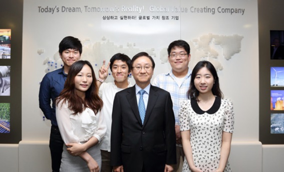 김신 사장(중앙)과 '미래 상사맨'을 꿈꾸는 5명의 대학생들이 포즈를 취하고 있다.ⓒ삼성물산 상사부문 블로그
