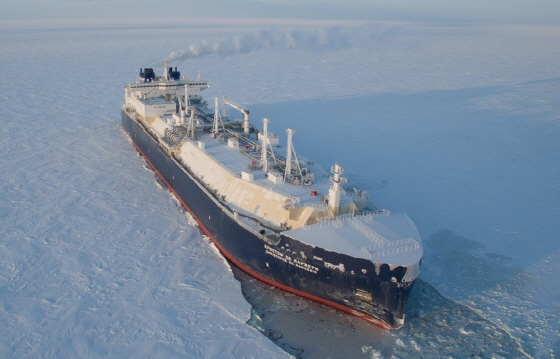 대우조선해양이 건조한 세계 최초의 쇄빙LNG선 ‘크리스토프 데 마제리(Christophe de Margerie)’호가 북극해 지역에서 빙해 운항테스트를 실시하고 있는 모습.ⓒ대우조선해양