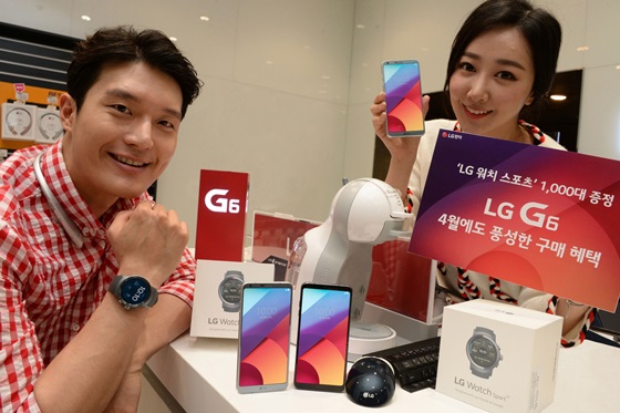 LG전자는 4월 1일부터 31일까지 한 달 간 LG G6 구입 고객 중 추첨을 통해 총 1000명에게 45만원 상당의 ‘LG 워치 스포츠’를 증정한다. ⓒLG전자