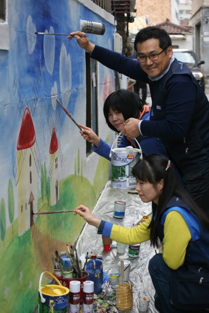 서울 송파구 마천동 골목길에서 자원봉사자들이 벽화그리기 사회공헌활동을 하고 있다. 사진은 내용과 무관 [사진=KCC] 