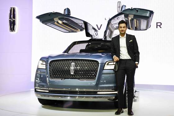 30일 2017 서울모터쇼 프레스 컨퍼런스에서 아시아 최초로 공개된 링컨의 럭셔리 대형 SUV인 내비게이터 컨셉트와 배우 데이비드 맥기니스.ⓒ링컨