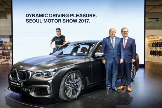 김효준 BMW 그룹 코리아 대표이사 사장(오른쪽)과 헨드릭 본 퀸하임 BMW 그룹 아시아·태평양·남아프리카 총괄사장(왼쪽)이 국내 최초로 공개된 M760Li xDrive 앞에서 포즈를 취하고 있다. ⓒBMW코리아