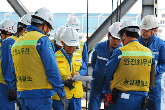 광양제철소 경영층은 지난달 31일 직접 현장을 돌아다니며 안전점검 활동에 나섰다.ⓒ포스코