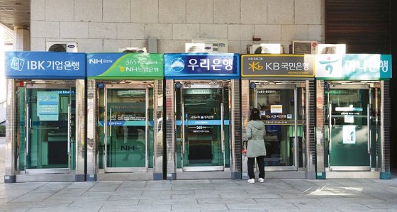 CD, ATM 등 국내은행들의 자동화기기 수가 4년 연속 감소해 5만개도 채 안되는 것으로 나타났다. ⓒ연합뉴스